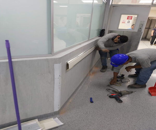 Instalación de protector de camilla en pasillo clínico