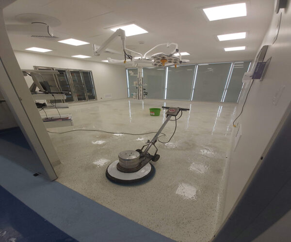 Piso vitrificado de alto rendimiento institucional