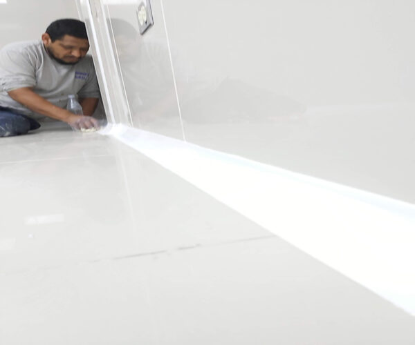 Instalación de zócalo sanitario de PVC en pared